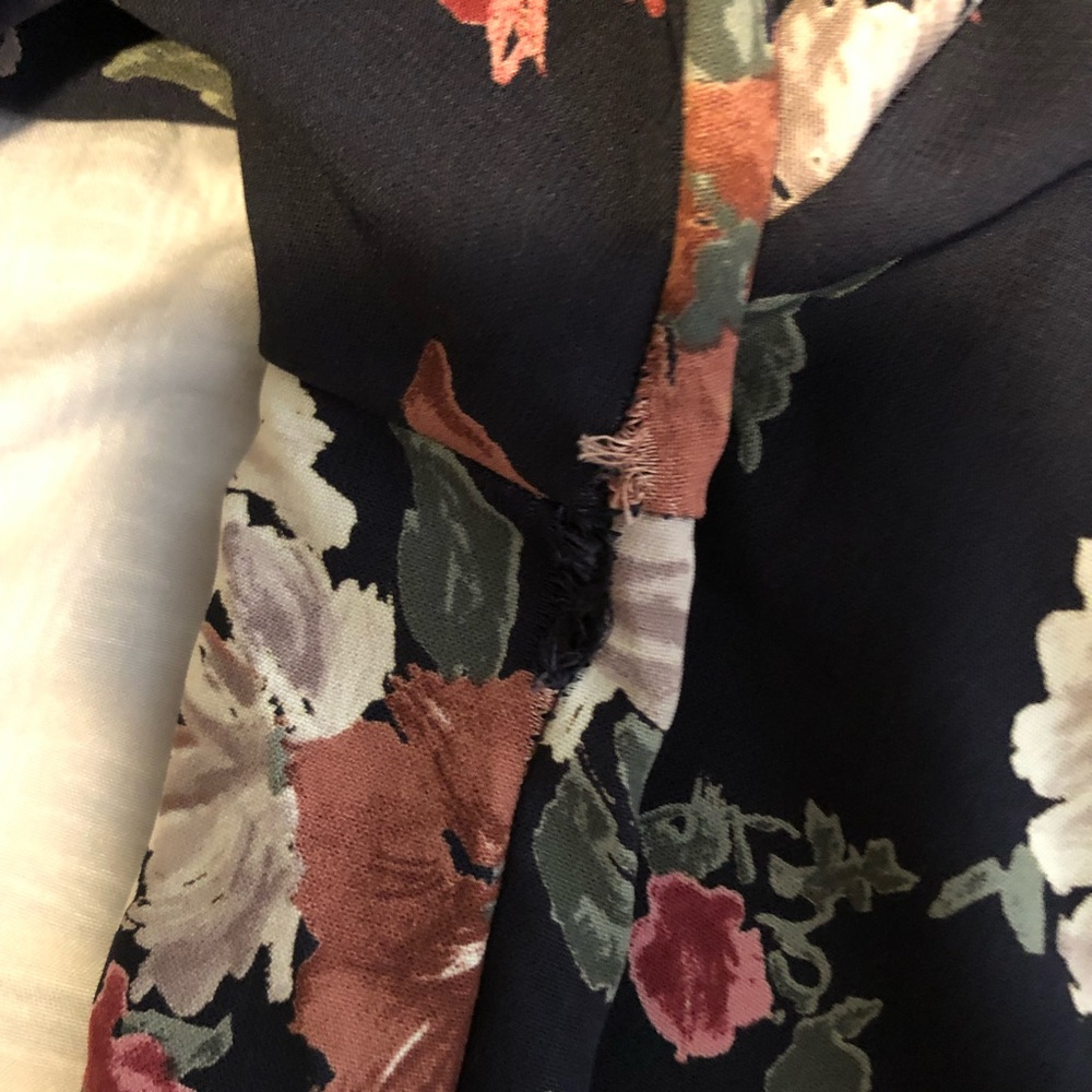 Flower Blouse With Bell Sleeves - Picture 4 of 7